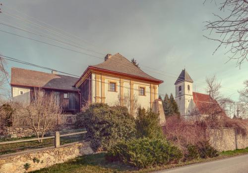 Fara patří spolu s kostelem k hlavním dominantám obce. | Das Pfarrhaus gehört zusammen mit der Kirche zu den wichtigsten Wahrzeichen des Dorfes. 