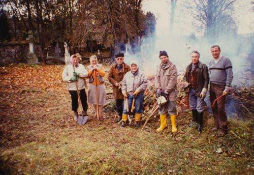Opravy povalených náhrobků a křížů byly součástí navázání spolupráce mezi bývalými a současnými obyvateli Bělska. | Die Reparatur von umgestürzten Grabsteinen und Kreuzen war ein Teil des Aufbaus der Zusammenarbeit zwischen den ehemaligen und heutigen Einwohnern der Region Weißensulz.